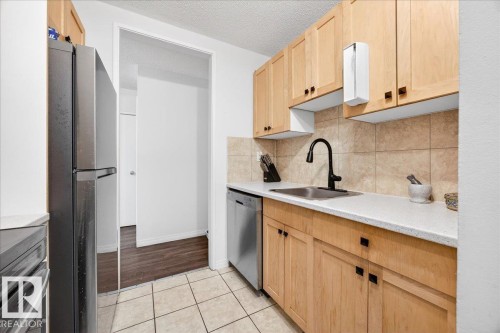 #101 2111 14 St Sw, Calgary, AB - Indoor Photo Showing Kitchen