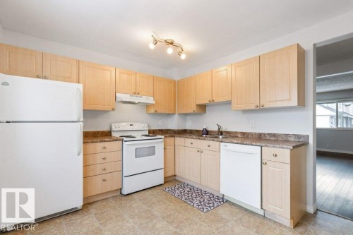 4 18010 98 Avenue, Edmonton, AB - Indoor Photo Showing Kitchen