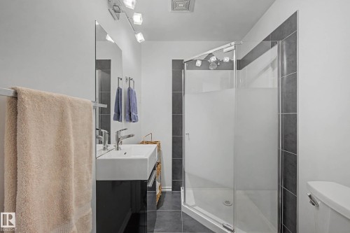 23 2005 70 Street, Edmonton, AB - Indoor Photo Showing Bathroom