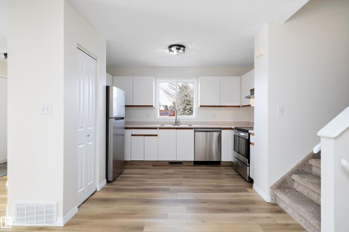 5914 162A Avenue, Edmonton, AB - Indoor Photo Showing Kitchen