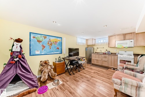 Living room featuring light wood-style floors - 3634 113 Avenue, Edmonton, AB - Indoor