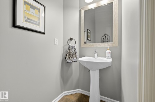 1079 Mckinney Green, Edmonton, AB - Indoor Photo Showing Bathroom