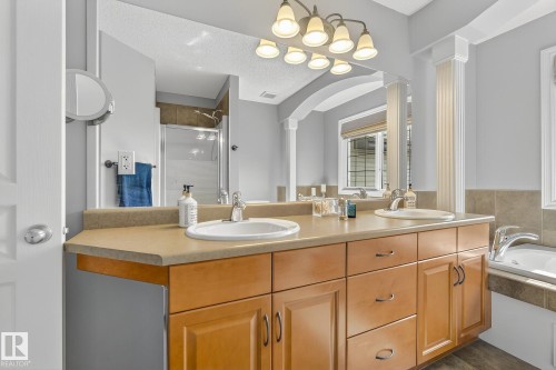 1079 Mckinney Green, Edmonton, AB - Indoor Photo Showing Bathroom