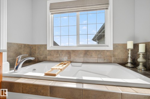 1079 Mckinney Green, Edmonton, AB - Indoor Photo Showing Bathroom