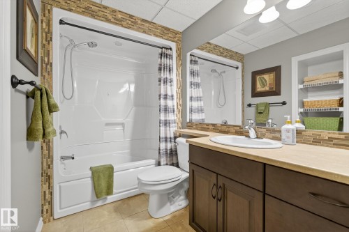 1079 Mckinney Green, Edmonton, AB - Indoor Photo Showing Bathroom