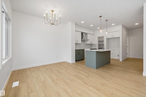 915 19 Avenue, Edmonton, AB - Indoor Photo Showing Kitchen