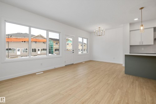 915 19 Avenue, Edmonton, AB - Indoor Photo Showing Other Room