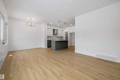 915 19 Avenue, Edmonton, AB - Indoor Photo Showing Kitchen