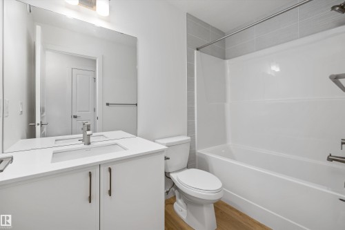 915 19 Avenue, Edmonton, AB - Indoor Photo Showing Bathroom