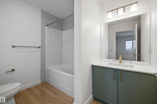 915 19 Avenue, Edmonton, AB - Indoor Photo Showing Bathroom