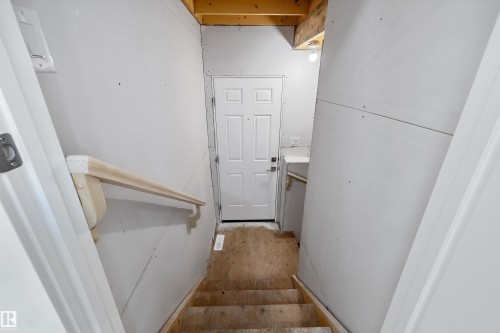 915 19 Avenue, Edmonton, AB - Indoor Photo Showing Other Room