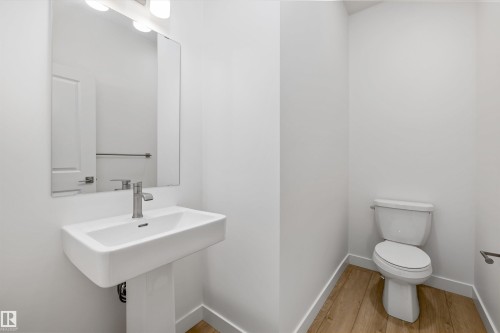 915 19 Avenue, Edmonton, AB - Indoor Photo Showing Bathroom