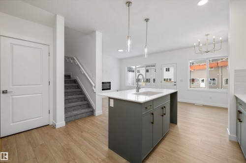 915 19 Avenue, Edmonton, AB - Indoor Photo Showing Kitchen