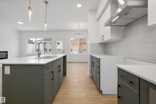 915 19 Avenue, Edmonton, AB - Indoor Photo Showing Kitchen