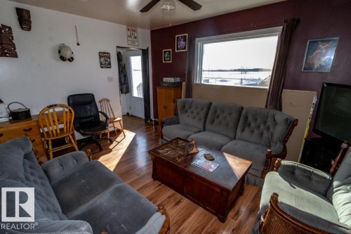 Living area featuring wood flooring, a ceiling fan, and a window with an exterior view - 112, 57004 Range Rd 105, Rural St. Paul County, AB - Indoor Photo Showing Living Room
