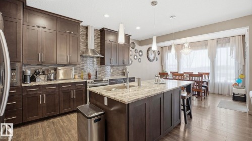 1027 Coopers Hawk Link Link, Edmonton, AB - Indoor Photo Showing Kitchen With Upgraded Kitchen