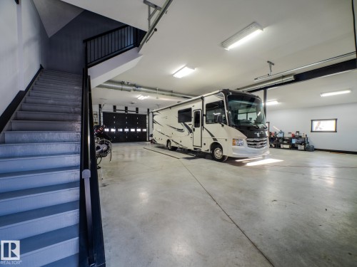 231 75 Street, Edmonton, AB - Indoor Photo Showing Garage