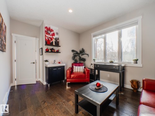 231 75 Street, Edmonton, AB - Indoor Photo Showing Living Room