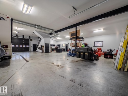 231 75 Street, Edmonton, AB - Indoor Photo Showing Garage