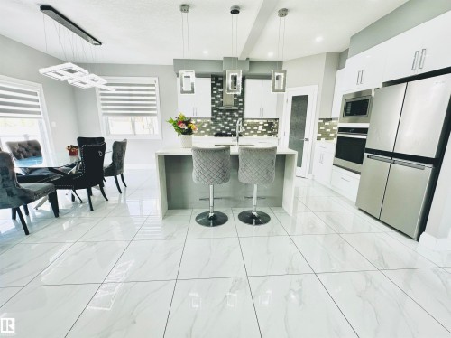 6222 172A Avenue, Edmonton, AB - Indoor Photo Showing Kitchen With Upgraded Kitchen