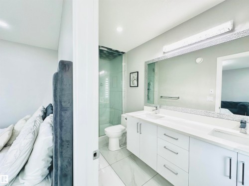 6222 172A Avenue, Edmonton, AB - Indoor Photo Showing Bathroom