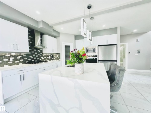 6222 172A Avenue, Edmonton, AB - Indoor Photo Showing Kitchen With Upgraded Kitchen