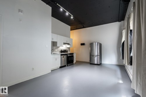 305 10024 Jasper Avenue, Edmonton, AB - Indoor Photo Showing Kitchen