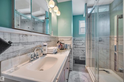12436 75 Street, Edmonton, AB - Indoor Photo Showing Bathroom