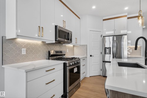 17 Hull Wynd, Spruce Grove, AB - Indoor Photo Showing Kitchen With Upgraded Kitchen