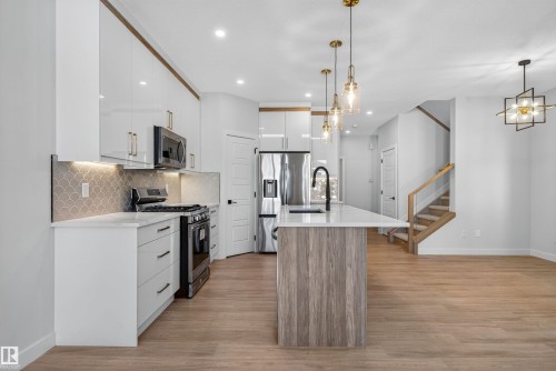 17 Hull Wynd, Spruce Grove, AB - Indoor Photo Showing Kitchen With Upgraded Kitchen