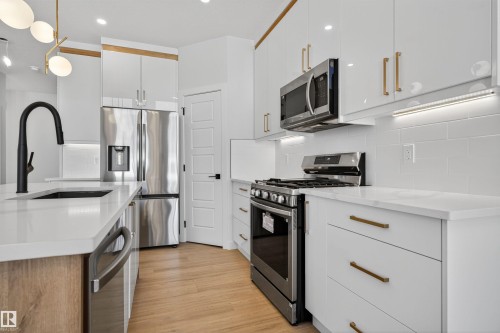 19 Hull Wynd, Spruce Grove, AB - Indoor Photo Showing Kitchen With Upgraded Kitchen