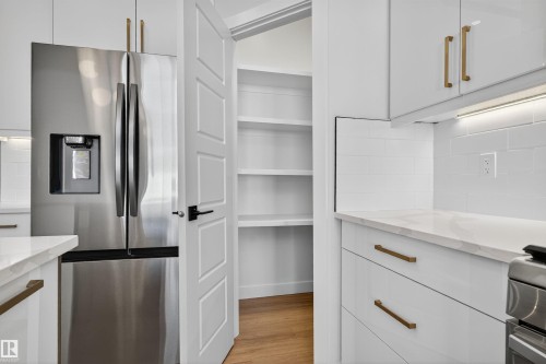 19 Hull Wynd, Spruce Grove, AB - Indoor Photo Showing Kitchen With Upgraded Kitchen