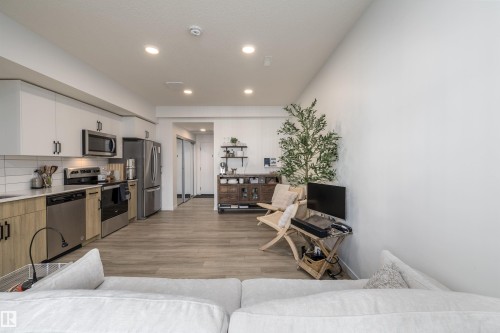 101 860 Secord Blvd, Edmonton, AB - Indoor Photo Showing Kitchen
