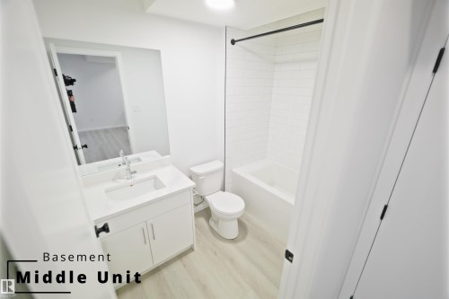 7694 174A Avenue, Edmonton, AB - Indoor Photo Showing Bathroom