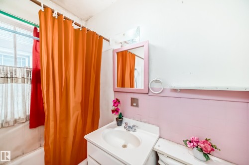 11239 97 Street, Edmonton, AB - Indoor Photo Showing Bathroom