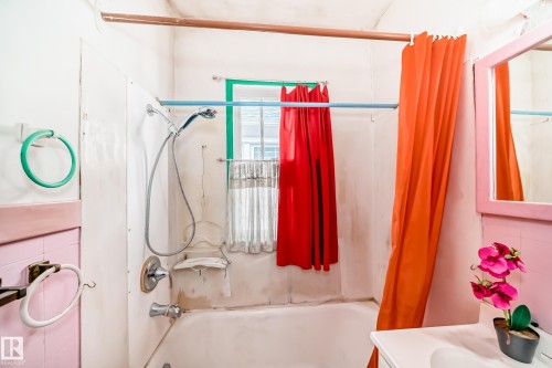 11239 97 Street, Edmonton, AB - Indoor Photo Showing Bathroom