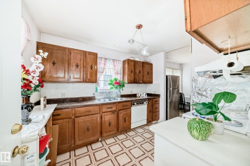 11239 97 Street, Edmonton, AB - Indoor Photo Showing Kitchen
