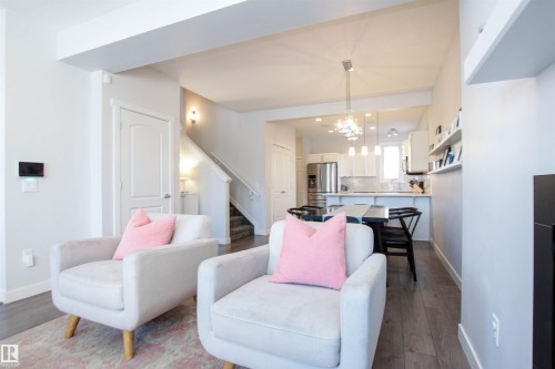 16752 15 Avenue, Edmonton, AB - Indoor Photo Showing Living Room