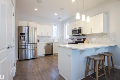 16752 15 Avenue, Edmonton, AB - Indoor Photo Showing Kitchen With Upgraded Kitchen