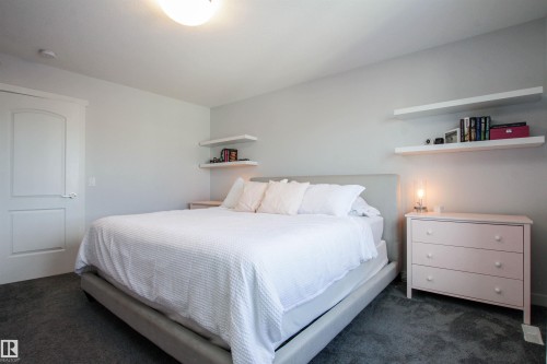 16752 15 Avenue, Edmonton, AB - Indoor Photo Showing Bedroom