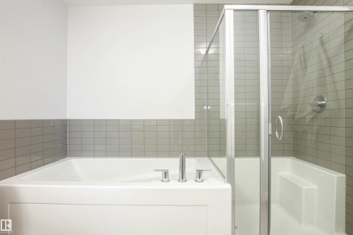 16752 15 Avenue, Edmonton, AB - Indoor Photo Showing Bathroom