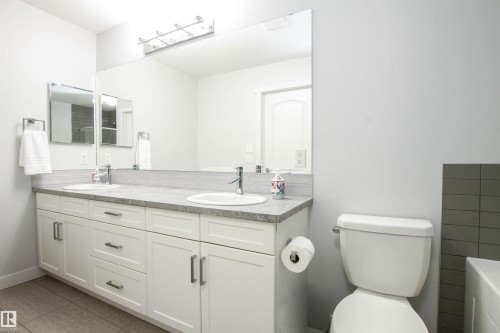 16752 15 Avenue, Edmonton, AB - Indoor Photo Showing Bathroom
