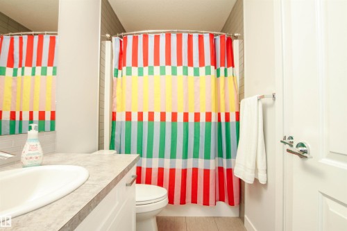 16752 15 Avenue, Edmonton, AB - Indoor Photo Showing Bathroom