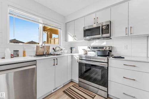 1106 Aster Boulevard, Edmonton, AB - Indoor Photo Showing Kitchen