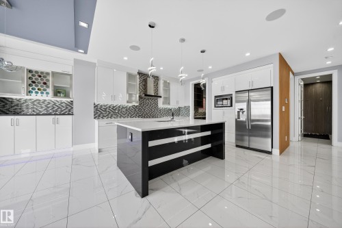 4112 8 Street, Edmonton, AB - Indoor Photo Showing Kitchen With Upgraded Kitchen