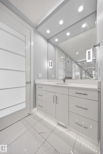 4112 8 Street, Edmonton, AB - Indoor Photo Showing Bathroom