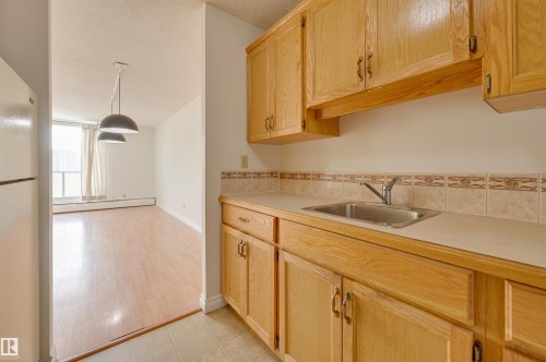 802 10011 116 Street, Edmonton, AB - Indoor Photo Showing Kitchen