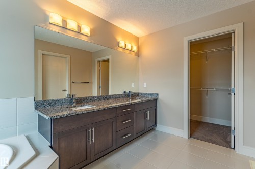 4906 Crabapple Lane Sw, Edmonton, AB - Indoor Photo Showing Bathroom