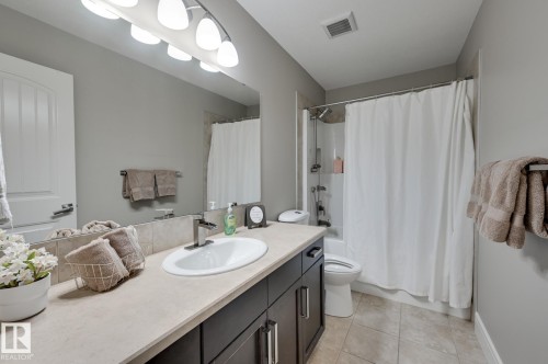 1564 36 Avenue, Edmonton, AB - Indoor Photo Showing Bathroom