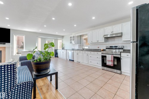 3139 34B Avenue, Edmonton, AB - Indoor Photo Showing Kitchen